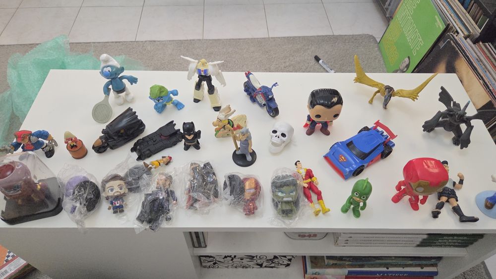 Vendo várias figuras de super heróis/star wars