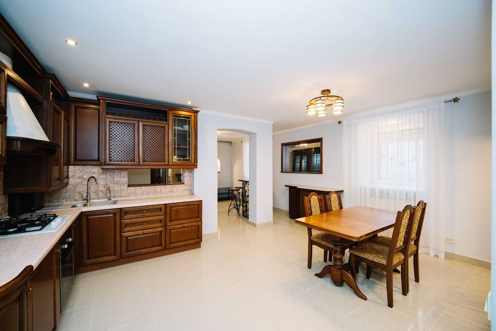 Простора дворівнева квартира в центрі!