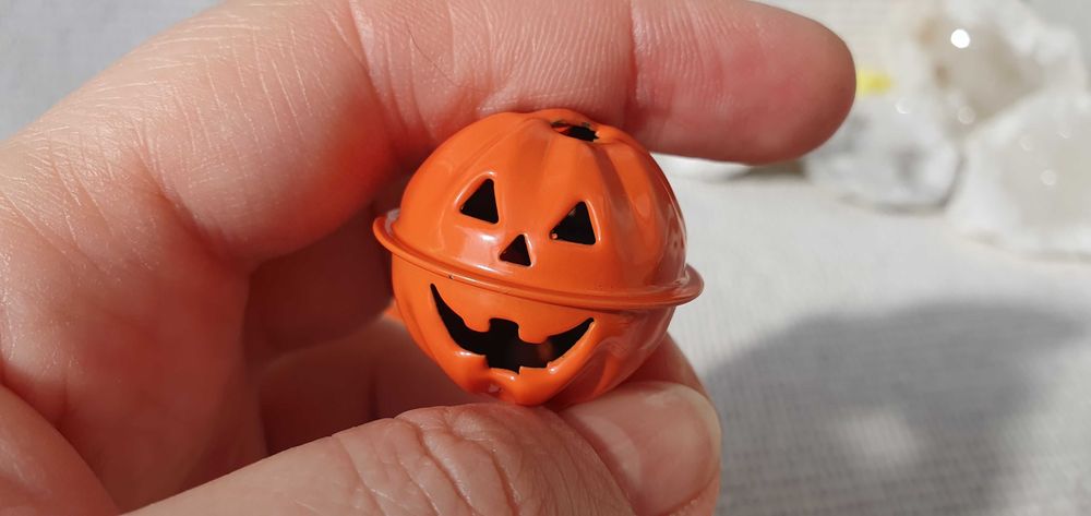 Śliczne pomarańczowe dzwonki metalowe, 5 sztuk, dynie, nowe. Halloween