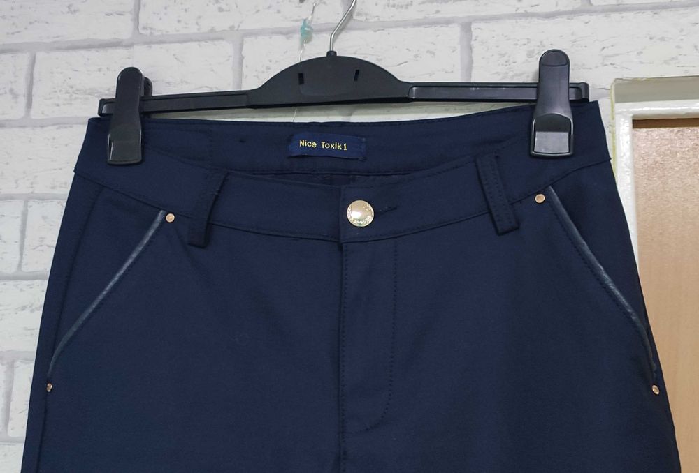 Granatowe spodnie damskie cygaretki Nice Toxic 1 rozm L 40