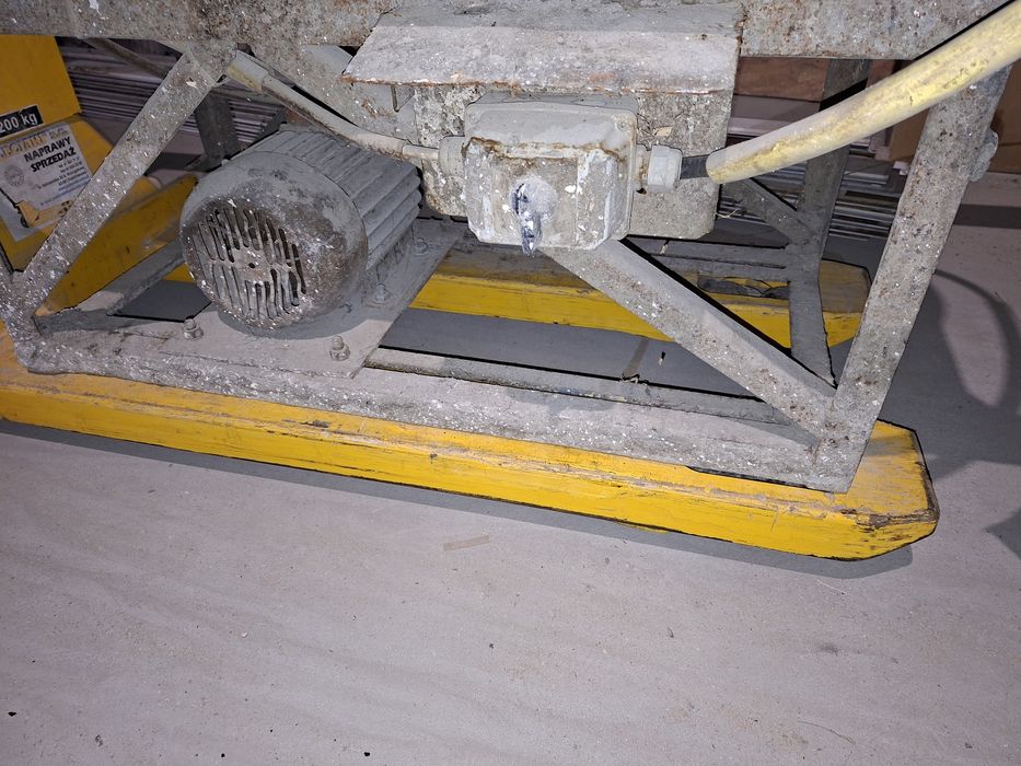 Stół wibracyjny do odlewów gipsu betonu. Niski, blat 185x65