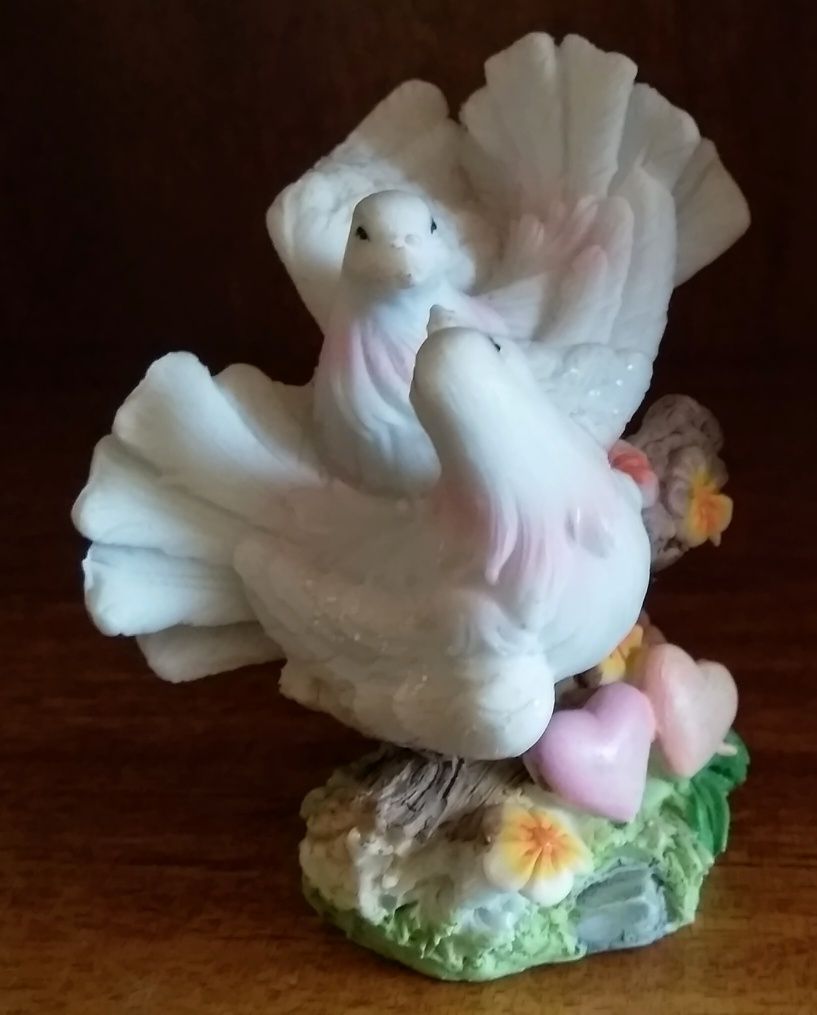 Керамическая статуэтка "Пара белых влюбленных голубей"