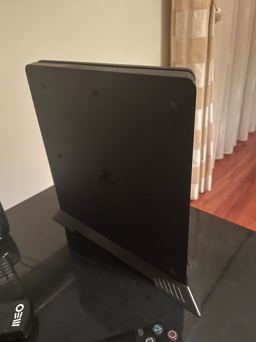 PS4 Slim 500GB com 2 comandos e uma câmara