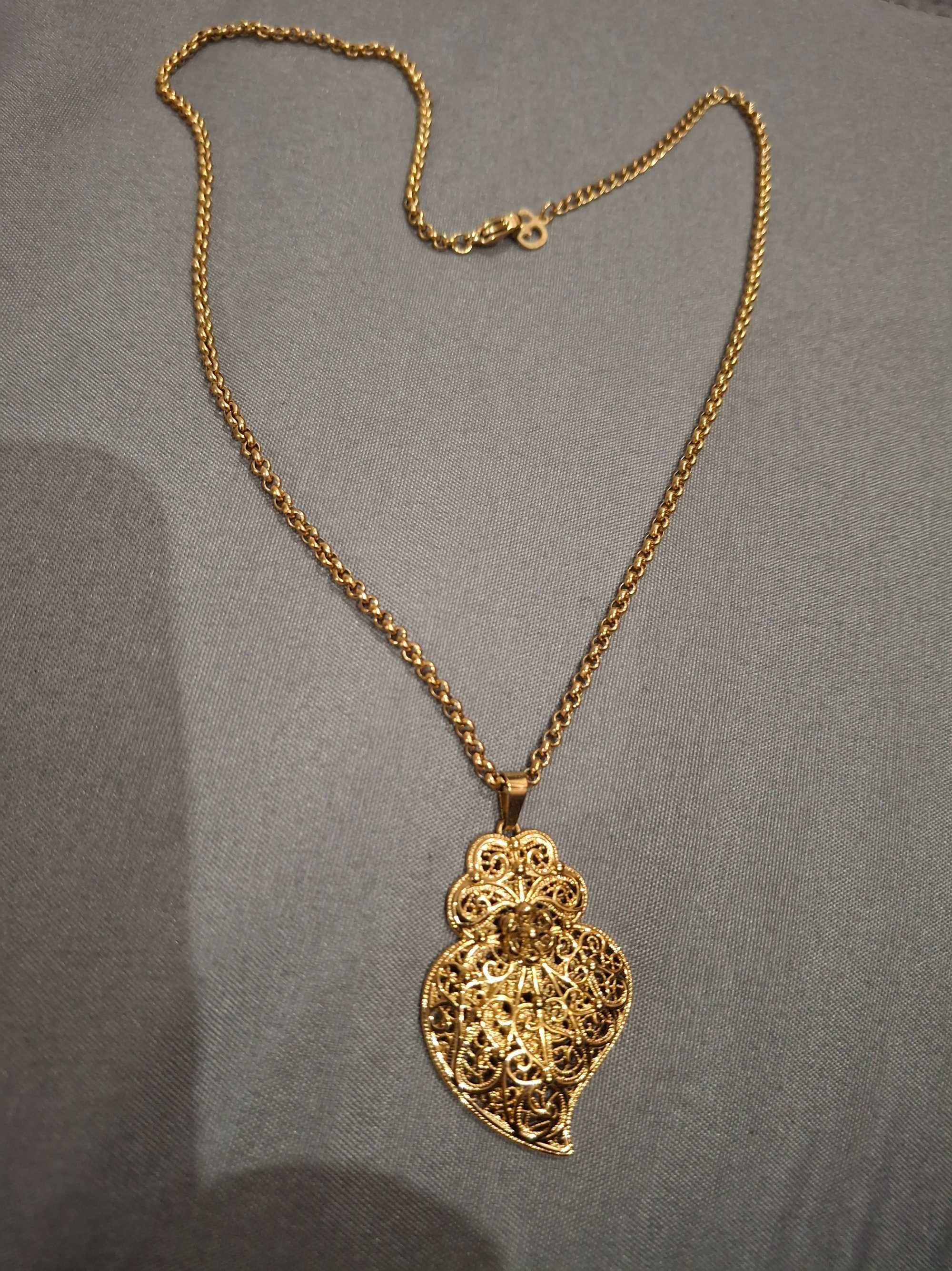Fio de cordão com um coração de Viana