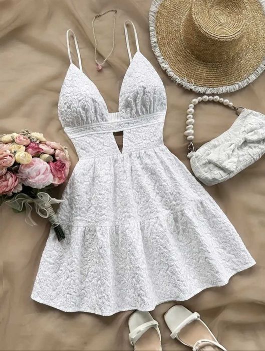 Biała romantyczna elegancka sukienka z głębokim dekoldem 34 XS