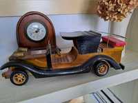 Drewniany model starego automobilu