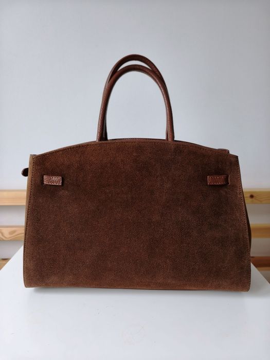 Zamszowa elegancka torebka tote kuferek karmelowa złote okucia elegant