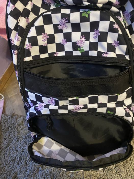 Czarny plecak z kwiatkami