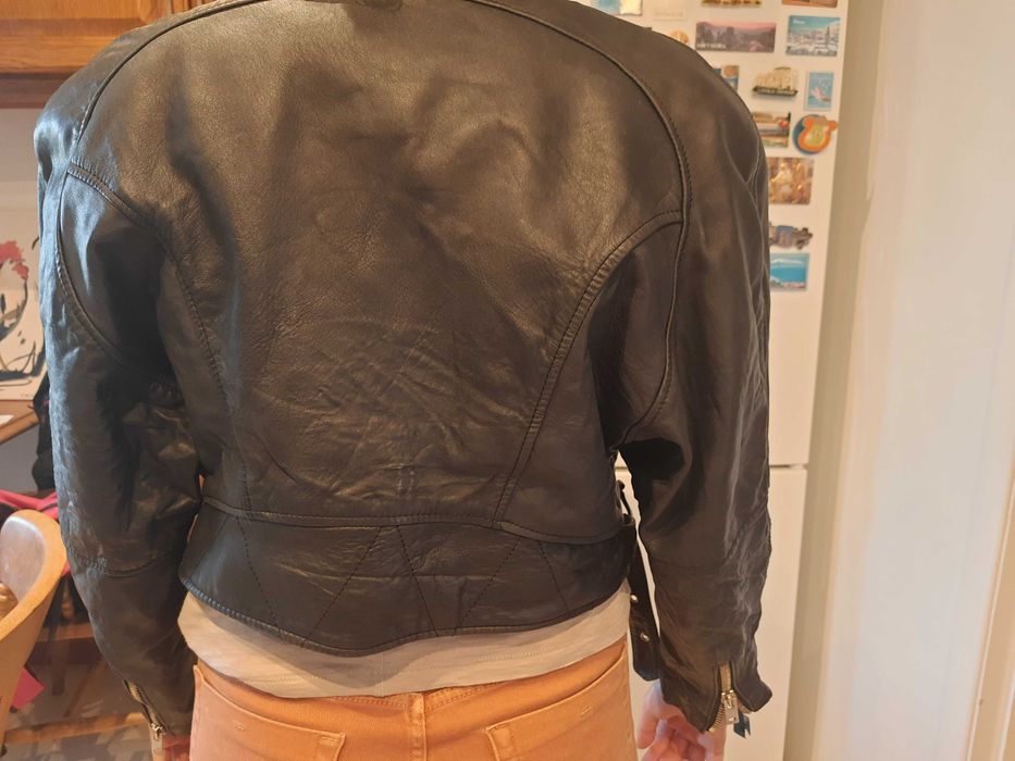 Casaco preto em pele genuína, tamanho médio.