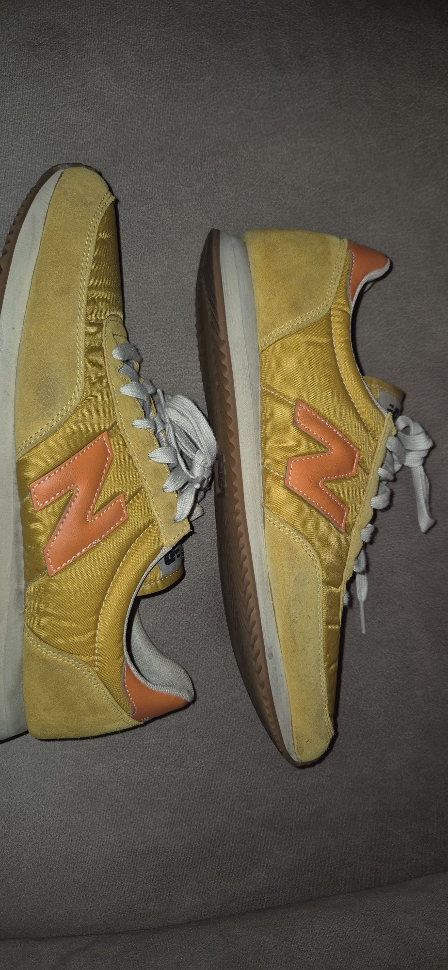 Tenis New Balance modelo 720 amarelos e simbolo laranja