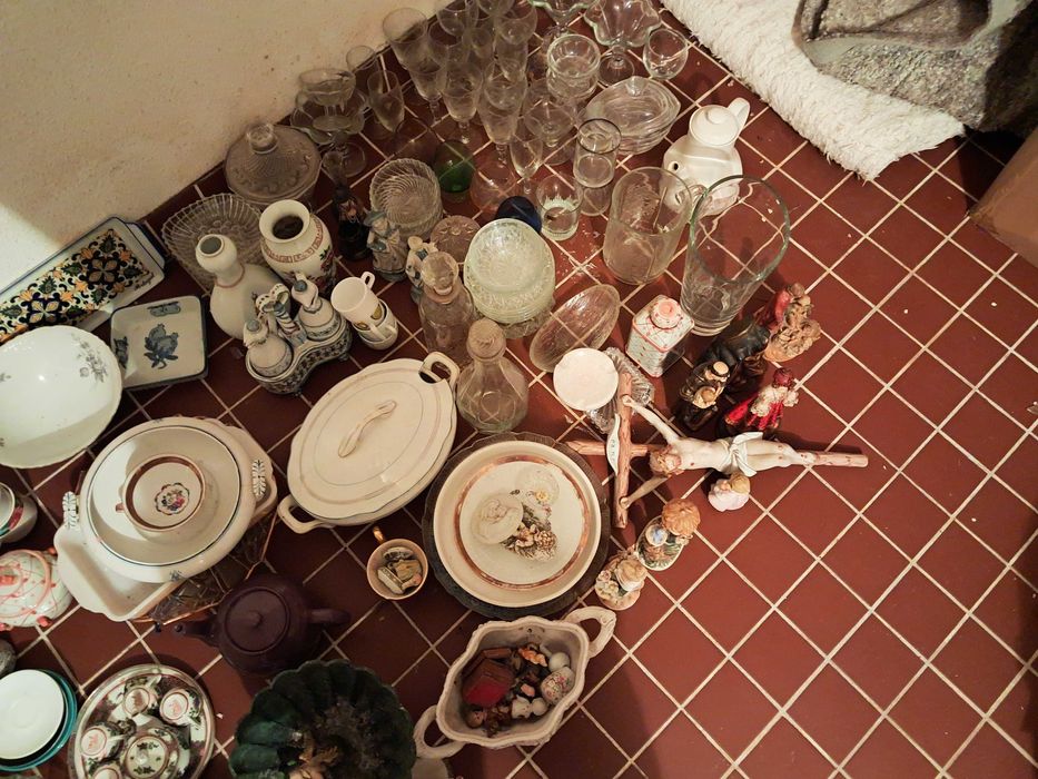 Lote de louças antigas e objectos de decoração