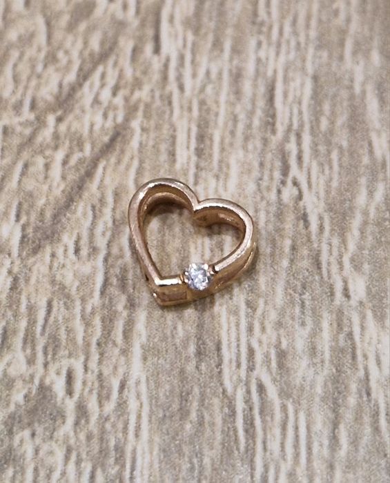 Золотий підвіс у формі серця з діамантом