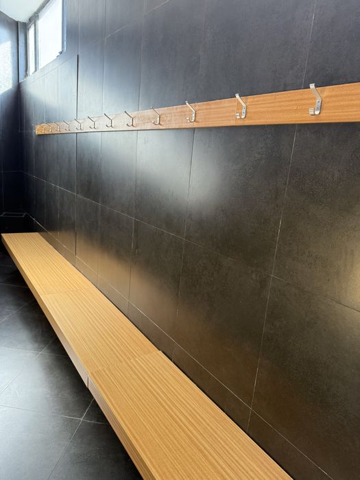 Bancos de balnearios e cabides iguais
