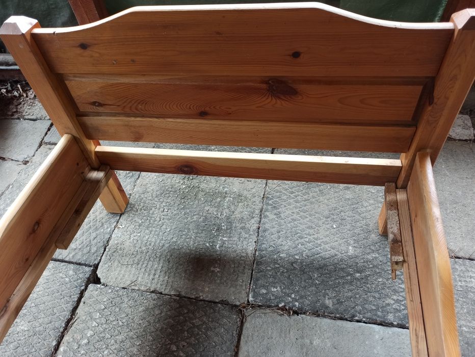 Łóżko drewniane ze stelażem