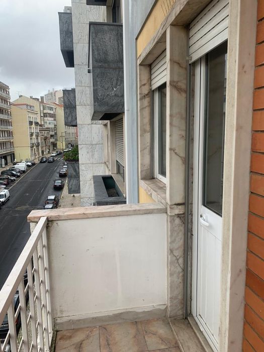 Quarto de casal com TV e varanda campolide