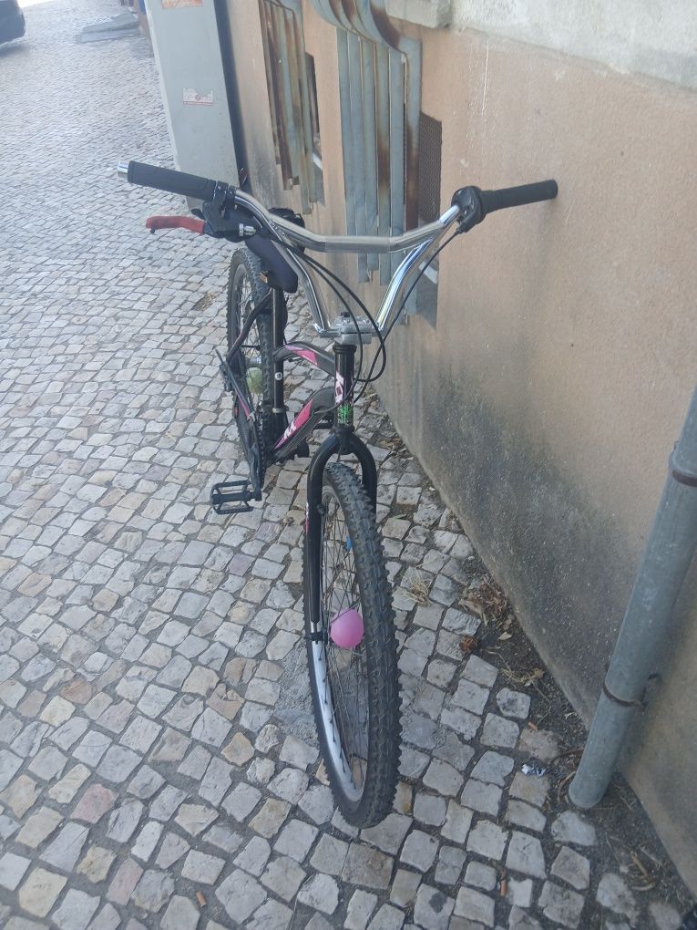 Duas bicicleta aro 26 e bmx em bom estado