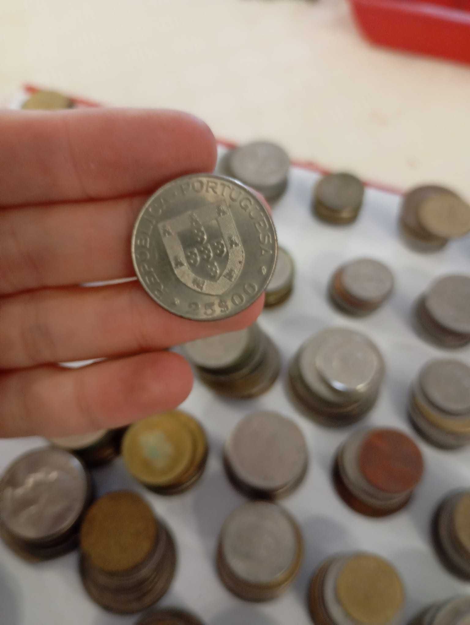 Várias moedas de diferentes países