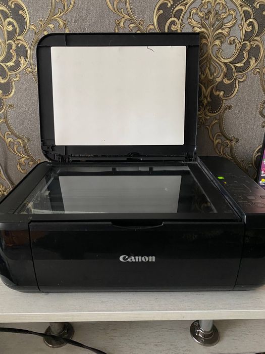 Офісний компʼютер з монітором та принтером