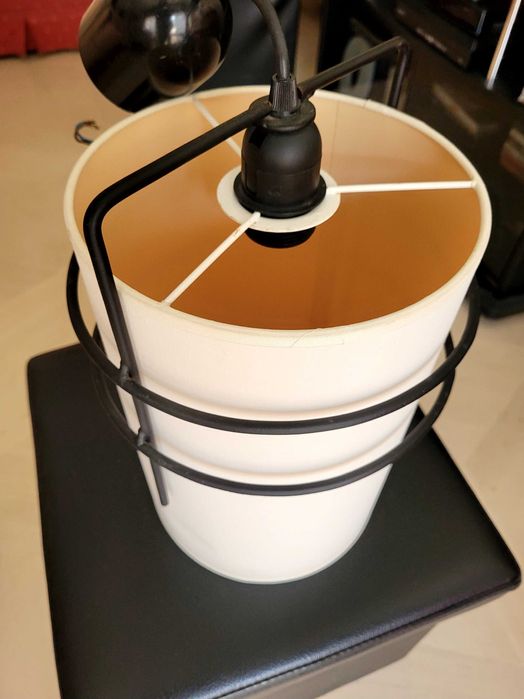 Candeeiro redondo, com 20 cm de diâmetro e 30 cm de altura