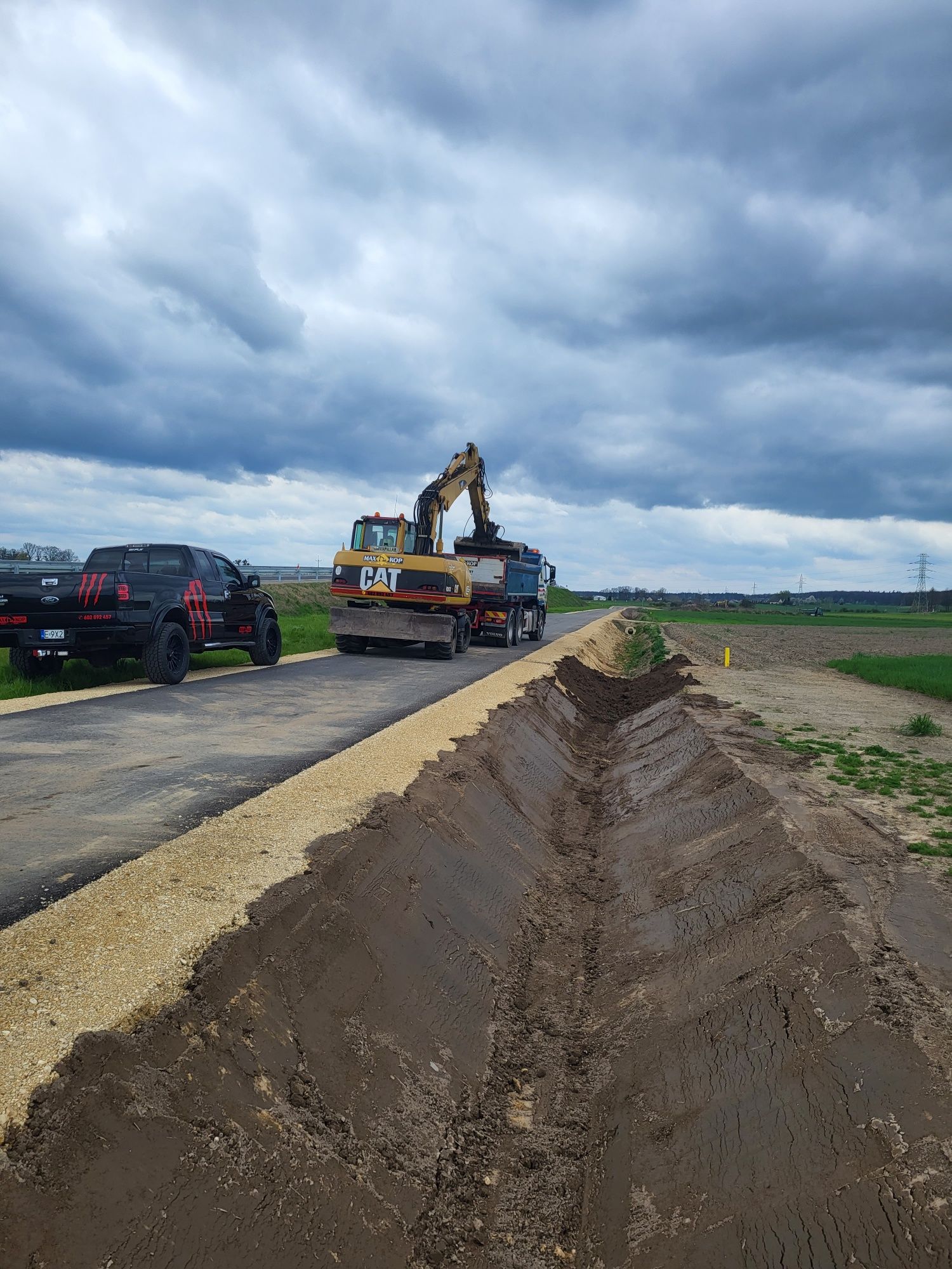 Kucie betonu, wyburzenia .transport ,roboty ziemne, ziemia , piasek