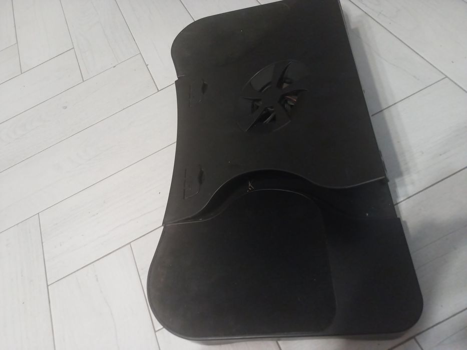 Stolik pod laptopa z wentylatorem