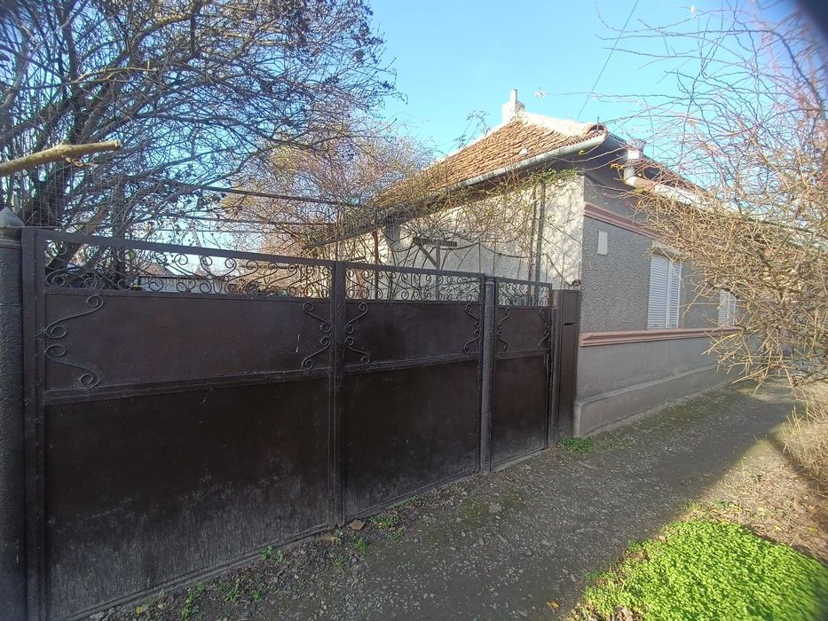 3-х кімнатний будинок 71 кв.м., житловий стан, 6.5 соток, гараж підвал