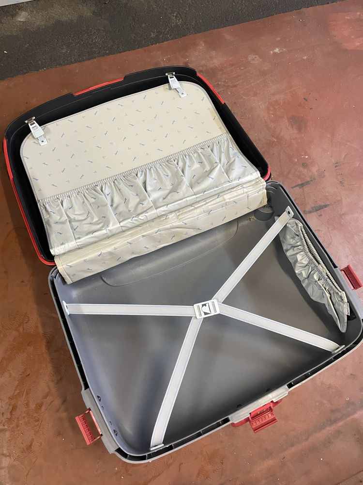 Дорожня валіза Roncato чемодан пластиковий валіза пластикова