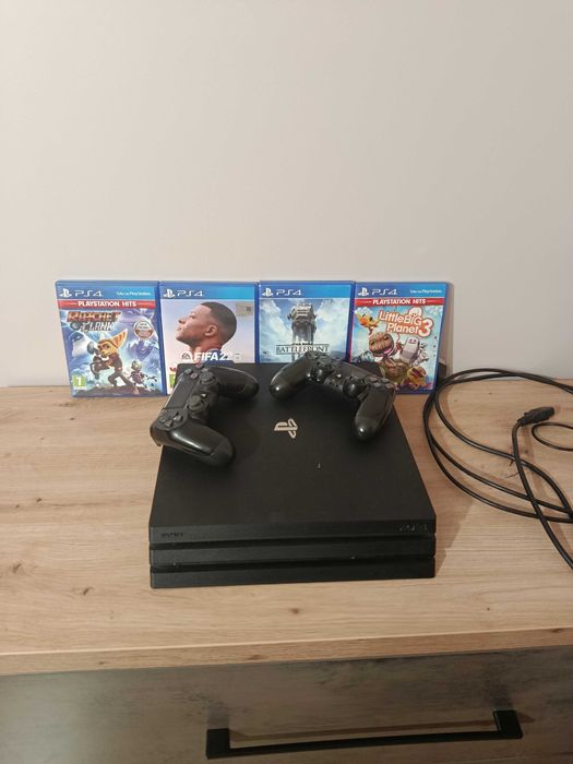 Konsola PS4 Pro 1TB  w zestawie z 2 padami i 4 grami