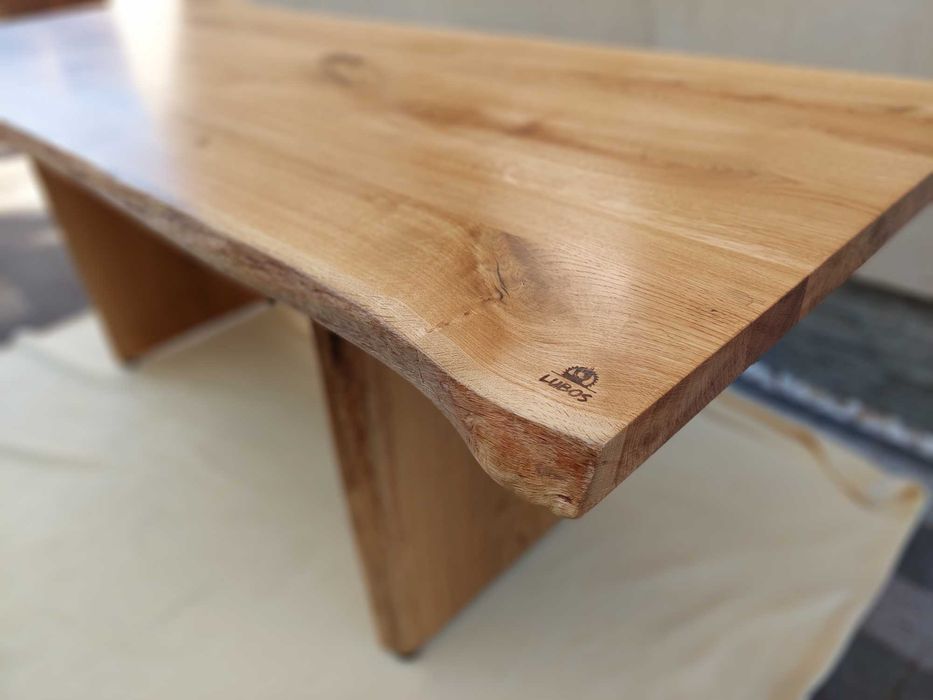 Stół dębowy loft z żywą krawędzią – naturalne drewno i stal live edge