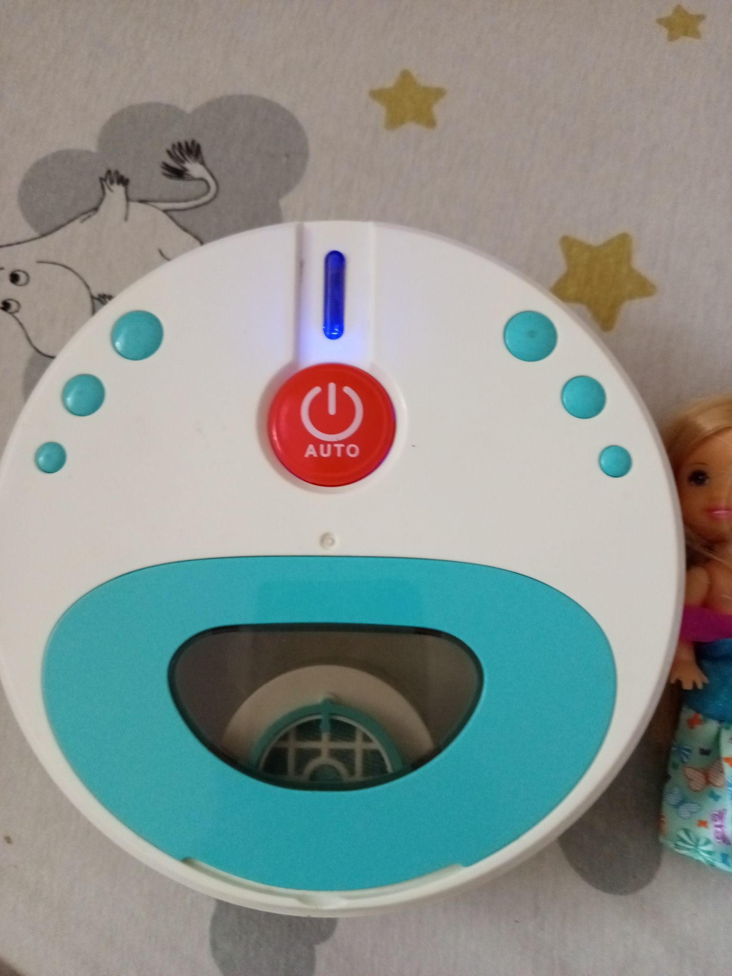 Robot sprzątający i lalki dla dzieci