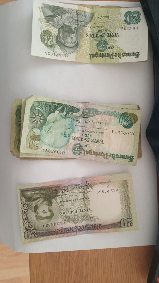 Várias notas e moedas antigas