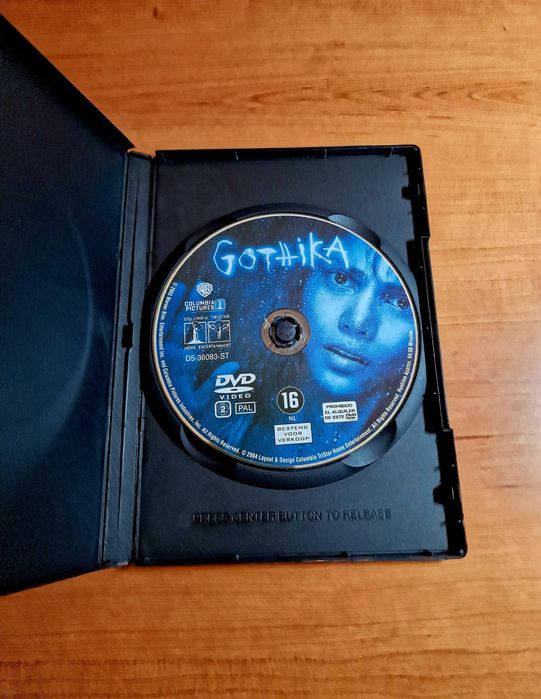 GOTHIKA (Halle Berry/Penélope Cruz/Robert Downey Jr) NOT ALONE...