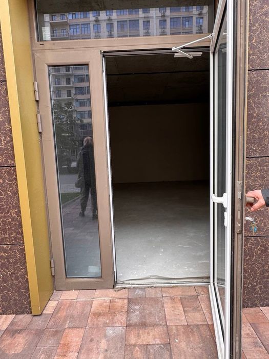 Продам коммерческое фасадное помещение 57 Жемчужина Таирово 1 этаж
