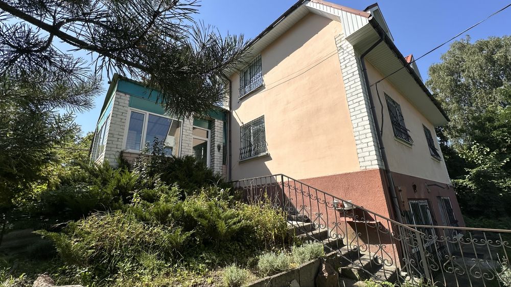 Продається капітальний будинок в Зарічанах з ділянкою та зручностями