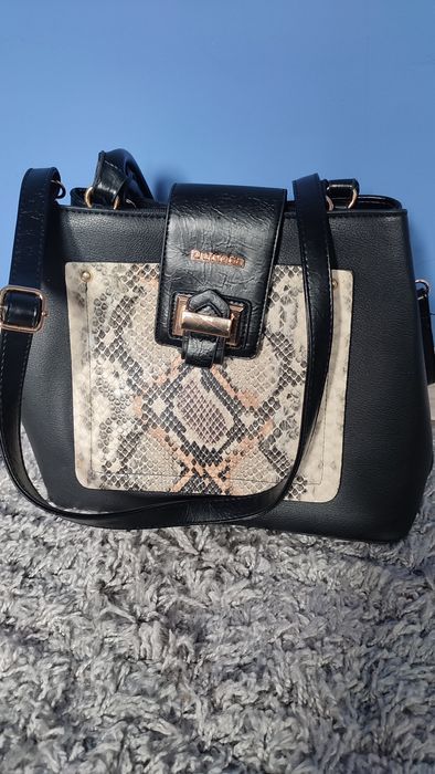 Czarna torebka na pasku