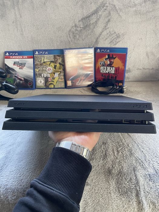 PlayStation 4 Pro 1TB + 2 джойстики + 4 гри