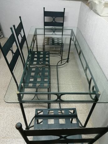 Mesa e cadeiras em ferro