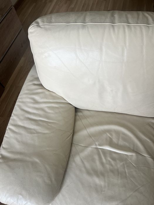 Dois sofas em pele beges