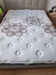 Cama de casal em tons castanho e cinza