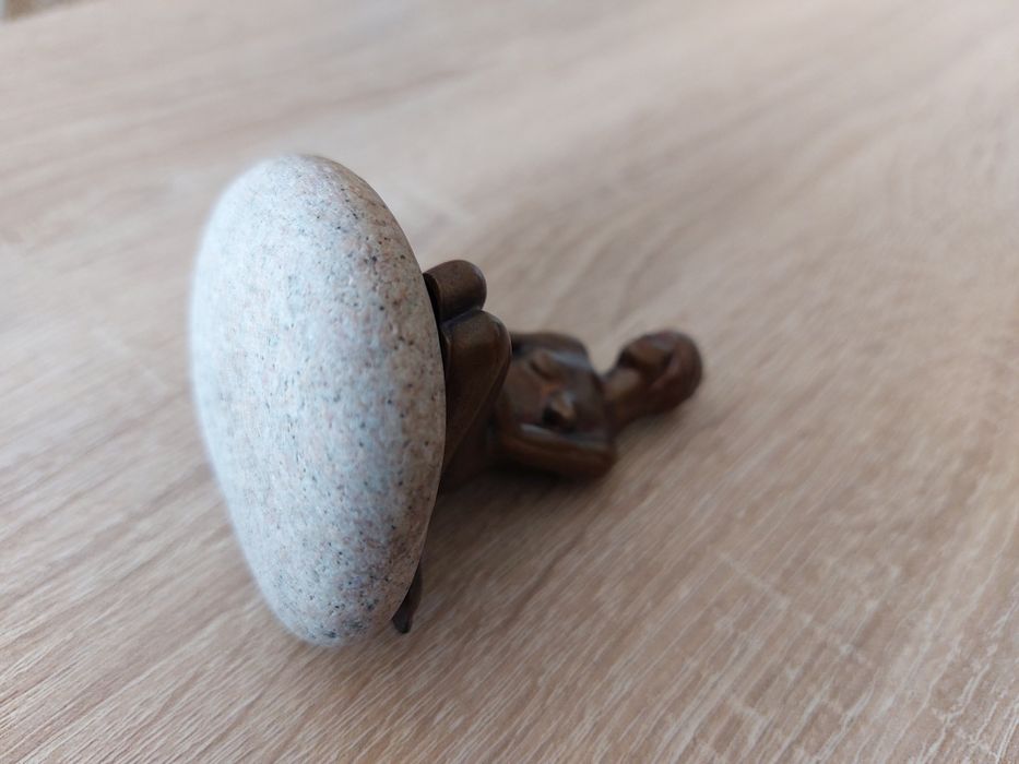 Figurka kobiety z brązu