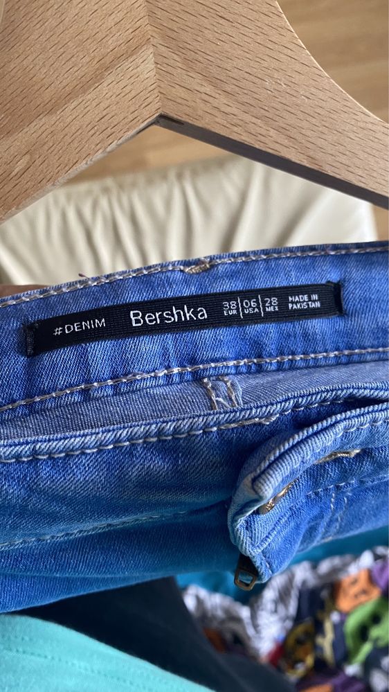 jeansy firmy Bershka