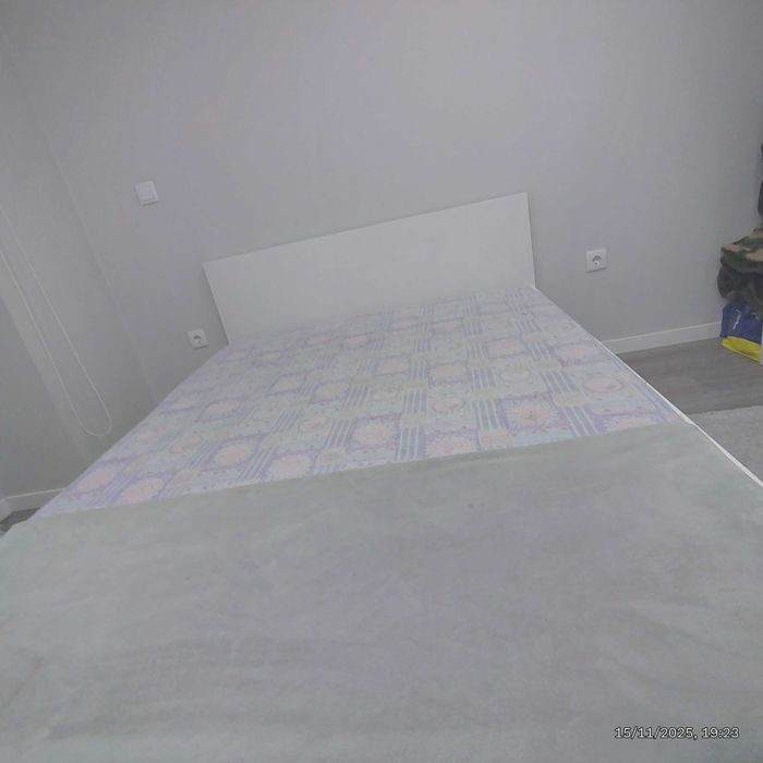 Cama casal branca como nova