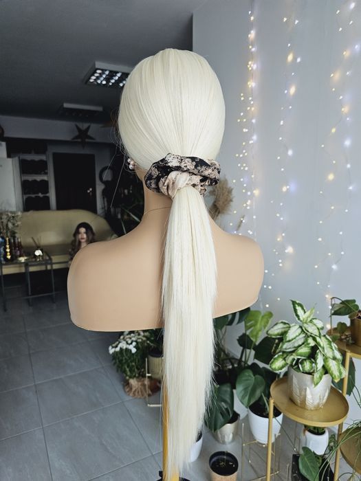 Długa peruka premium proste włosy perłowy blond Kim Kardashian