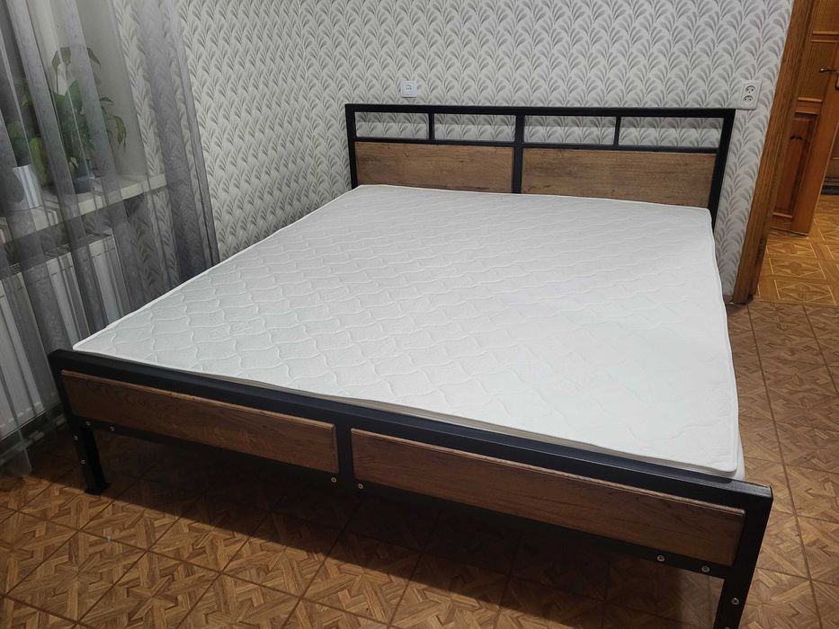 Ліжко металеве для спальні в стилі лофт