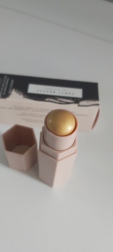 Fenty Beauty rozświetlacz w sztyfcie blonde