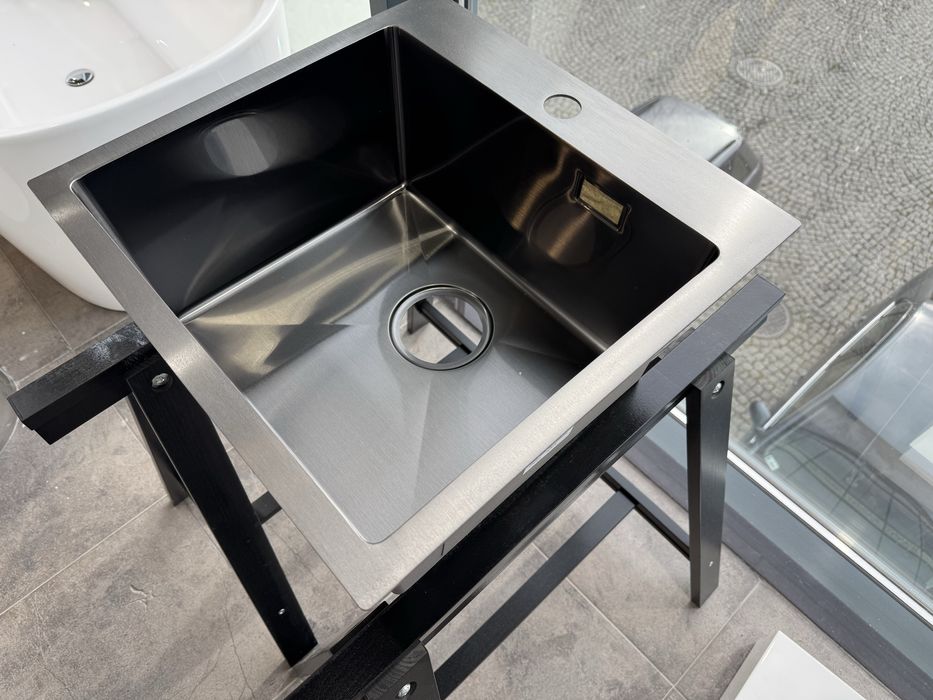 Zlew jednokomorowy z otworem na baterie stalowy grafit 45x46 46x45