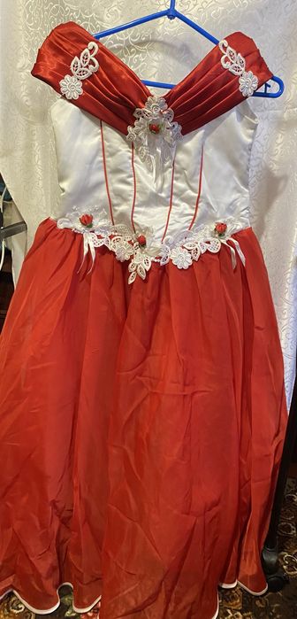 Продам або здам в оренду бальні сукні