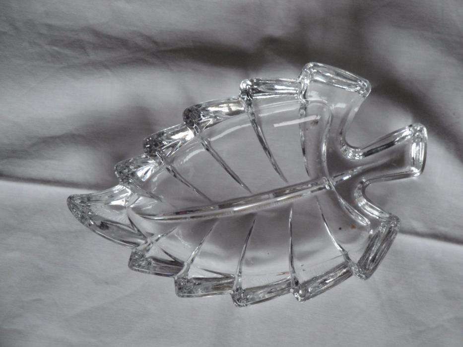 Peça de cristal em formato de folha