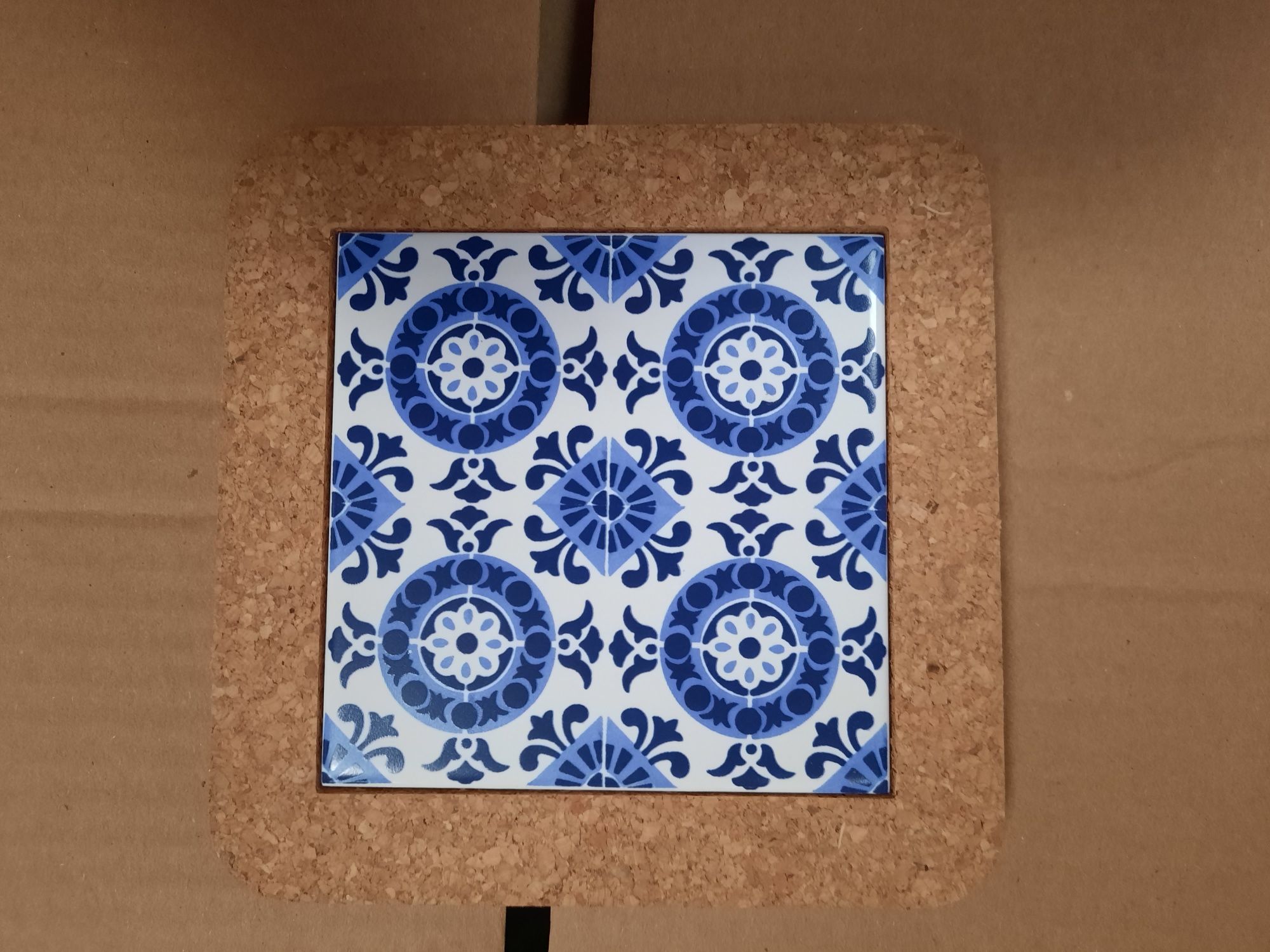 Base em cortiça com azulejo