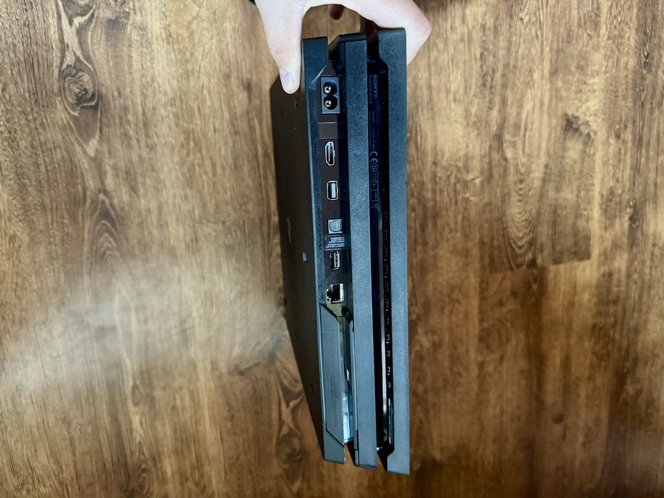 PS4 Pro 1TB z padem